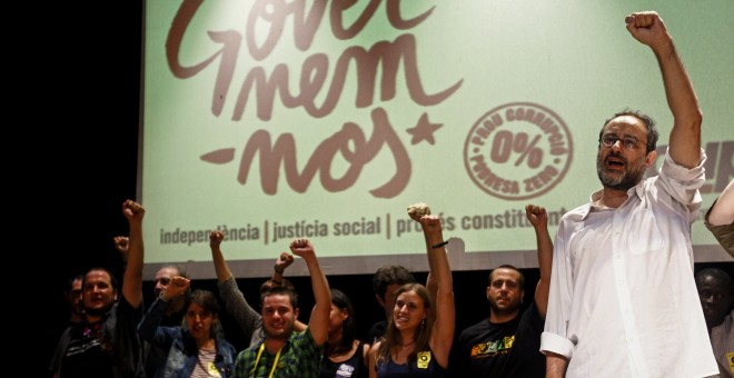 El candidato de la CUP, Antonio Baños, celebra en su sede los resultados de su formación en las elecciones catalanas. EFE/ Quique García