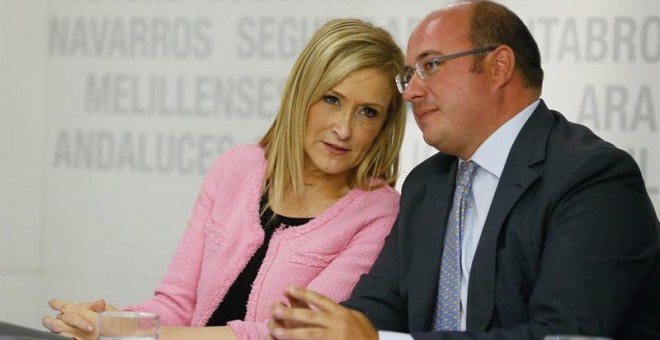 La presidenta de la Comunidad de Madrid, Cristina Cifuentes (i), y el presidente de la Comunidad de Murcia, Pedro Antonio Sánchez López (d), durante la reunión del Comité Ejecutivo Nacional del PP.- EFE/Juanjo Martín