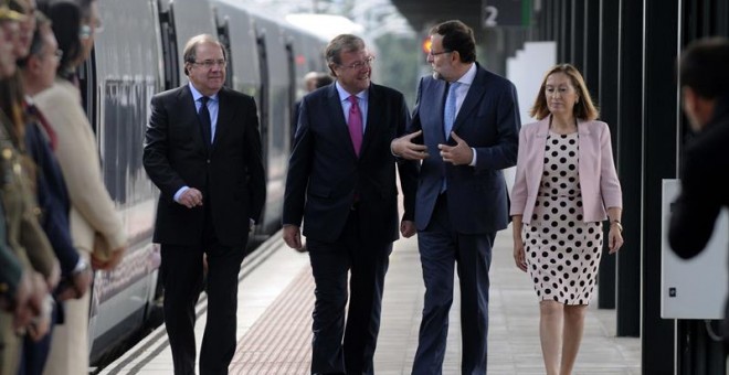 El presidente Mariano Rajoy, acompañado por la ministra de Fomento, Ana Pastor, el presidente de la Junta de Castilla y León, Juan Vicente Herrera, y el alcalde de León, Antonio Silván, durante la inauguración de la línea de Alta Velocidad que enlaza Vall