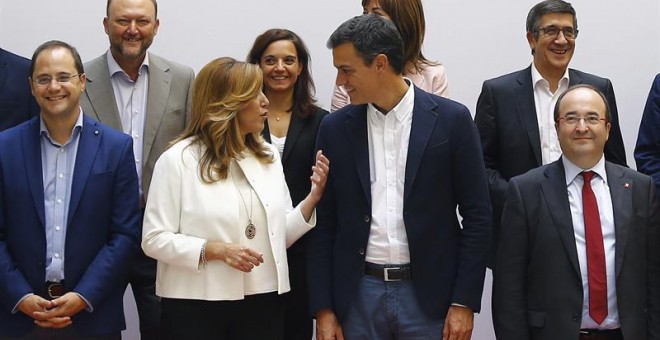 El secretario general del PSOE, Pedro Sánchez (d), conversa con la presidenta de Andalucía, Susana Díaz (i), durante la foto de familia con los 'barones' territoriales antes de la reunión que han celebrado esta tarde en el marco del Consejo de Política F