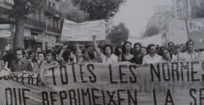 Empar Pineda, en el centro, en una manifestación por la libre sexualidad en Barcelona.-