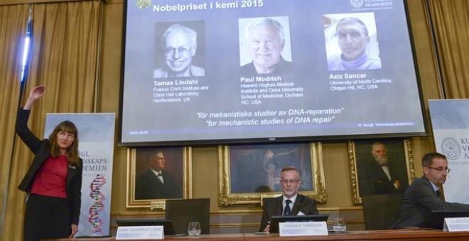 Momento del anuncio de los tres investigadores galardonados con el Nobel./ REUTERS