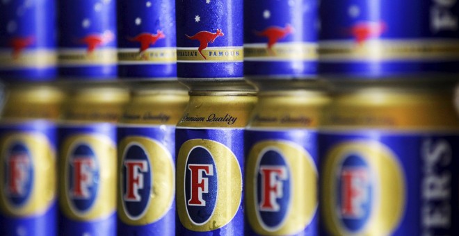 Fotos de latas de la cerveza Foster, una de las marcas de la empresa sudafricana SABMiller. REUTERS/Daniel Munoz