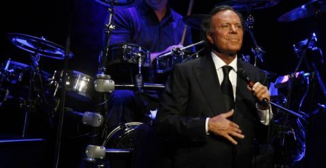 El cantante Julio Iglesias durante un concierto.- EFE