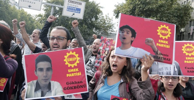 Los concentrados en el homenaje a las víctimas del doble atentado de Ankara gritan consignas contra el Gobierno turco.. EFE / EPA / SEDAT SUNA