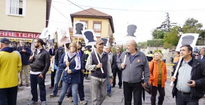 Varios vecinos de la localdiad madrileña de Los Molinos protestan contra el homenaje a los caídos del franquismo en la localidad.- AHORA LOS MOLINOS.