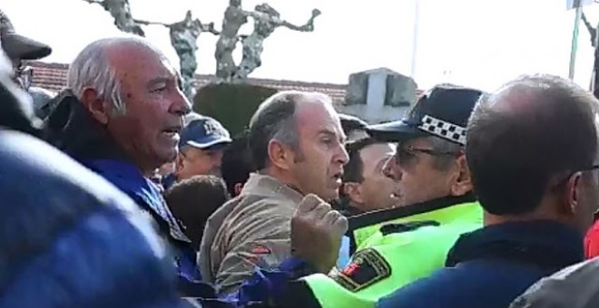 Varios vecinos de la localdiad madrileña de Los Molinos increpan a los manifestantes que protestaban contra el homenaje a los caídos del franquismo en la localidad.- AHORA LOS MOLINOS.