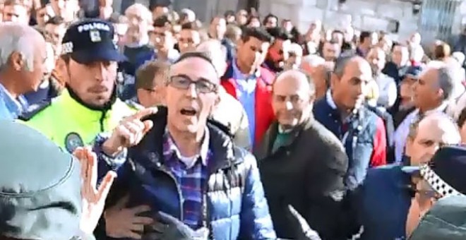 Varios vecinos de la localidad madrileña de Los Molinos increpan a los manifestantes que protestaban contra el homenaje a los caídos del franquismo en la localidad.- AHORA LOS MOLINOS.