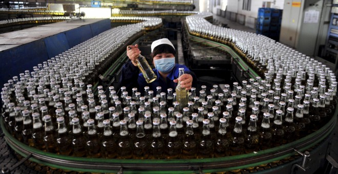 Una mujer en una embotelladora de SABMiller en la localidad china de Shenyang, en la provincia de Liaoning. REUTERS/Stringer/Files