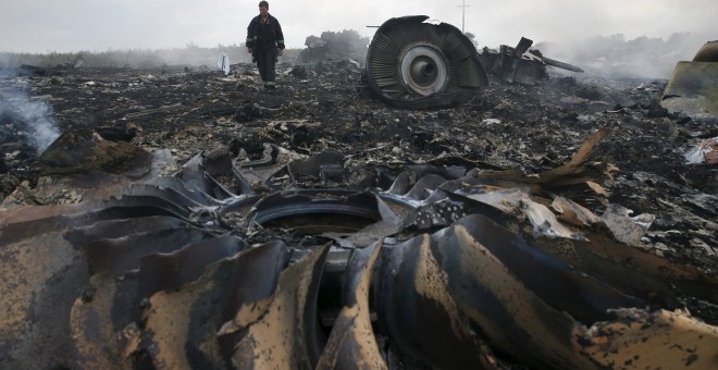 Restos del avión siniestrado tras el derribo. - REUTERS