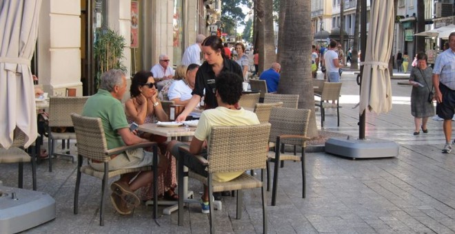 Una camarera atiende una mesa en Malaga. E.P.