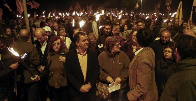 El lider municipal de ERC, Alfred Bosch, acompañado de cientos de simpatizantes de ERC, durante la Marcha de antorchas en homenaje al expresidente de la Generalitat Lluis Companys. /EFE