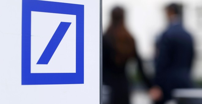 Dos peatones pasan cerca de un logo de Deutsche Bank, junto a la sede del banco en Fráncfort. REUTERS/Ralph Orlowski