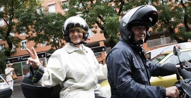 La portavoz del Grupo Municipal del PP en el Ayuntamiento de Madrid, Esperanza Aguirre, con un casco, a su llegada hoy a la reunión que ha mantenido hoy con los representantes de Mutua Motera, principal asociación de motoristas de España. EFE