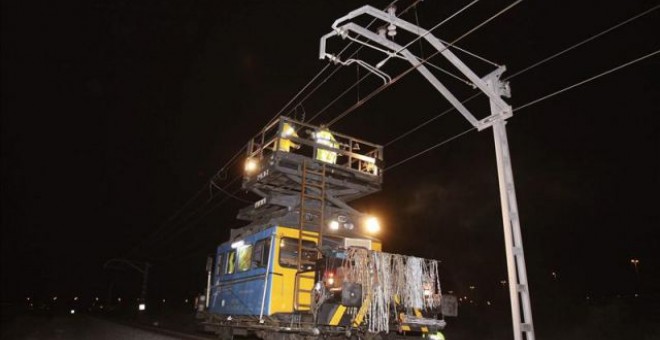 Trabajos de reparación de la catenaria de un tren.- EFE/Archivo