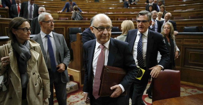 El ministro de Hacienda, Cristóbal Montoro, se dispone a salir del hemiciclo al finalizar el pleno del Congreso en el que se han aprobado definitivamente los presupuestos generales del Estado para 2016. EFE/Paco Campos