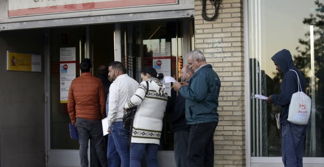 Cola de parados esperan para entrar en una oficina del Servicio Público de Empleo de la Comunidad de Madrid. REUTERS/Andrea Comas