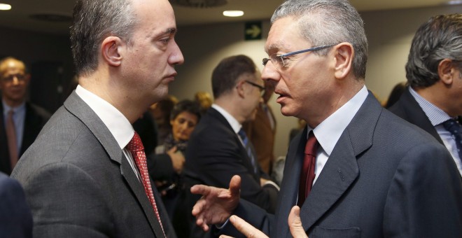 El exministro de Justicia, Alberto Ruiz Gallardón, conversa con el secretario de Estado de Interior, Francisco Martínez, durante la inauguración del nuevo edificio del órgano judicial tras las obras de ampliación y rehabilitación de las que ha sido objeto