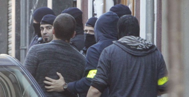 Los Mossos d'Esquadra, ante el Ateneu Llibertari de Sants donde llevan a cabo una operación relacionada con el llamado 'caso Pandora', que en diciembre de 2014 comportó la detención de 11 jóvenes anarquistas. EFE/Marta Pérez