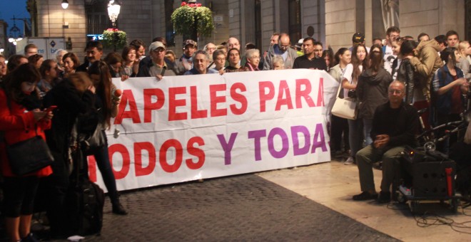 Concentración en la plaça Sant Jaume para exigir el cierre del CIE de la Zona Franca. / MARC FONT