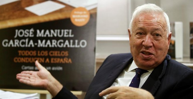 El ministro de Exteriores, José Manuel García-Margallo, durante un encuentro con varios periodistas con motivo de la publicación de su libro 'Todos los cielos conducen a España. Cartas desde un avión' (Planeta). /EFE