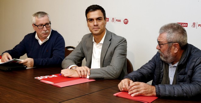 Los secretarios generales de UGT y CCOO, Cándido Méndez, e Ignacio Fernández Toxo, durante la reunión que han mantenido con el secretario general del PSOE, Pedro Sánchez, para presentarle un manifiesto conjunto ante las elecciones generales. EFE/Sergio Ba