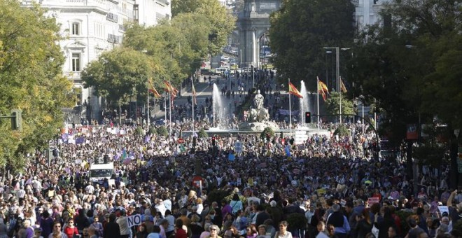 La marcha avanza desde Cibeles./ EFE