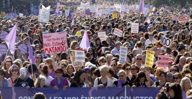 7. Decenas de miles de personas en la manifestación contra la violencia machista en Madrid. EFE/J. J. Guillén