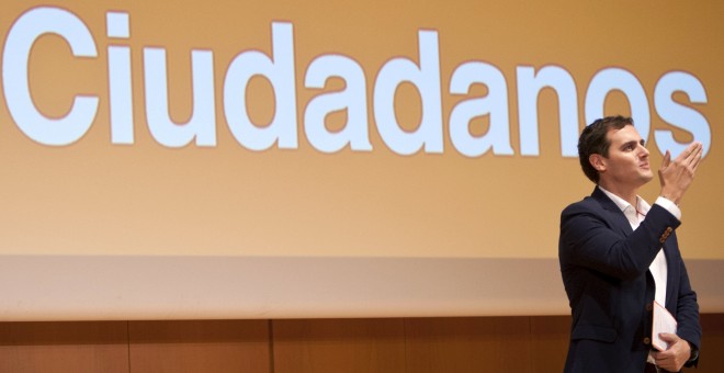 El líder de Ciudadanos (C's), Albert Rivera, en un acto de precampaña en Cádiz donde ha presentado su proyecto de regeneración democrática e institucional. EFE/Román Ríos