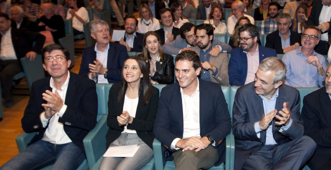 El líder de Ciudadanos (C's), Albert Rivera en un acto de precampaña en Cádiz acompañado de la líder del partido en Catalunya, Inés Arrimadas, y en Andalucía, Juan Marín, y el coordinador del programa económico, Luis Garicano. EFE/Román Ríos