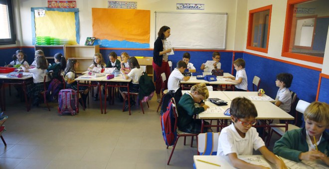 Una profesora con sus alumnos en un colegio de primaria en Madrid. EFE