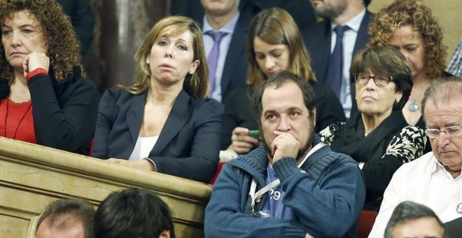 Los exdiputados David Fernández, de la CUP, y Alicia Sánchez Camacho, del PPC, en la tribuna de invitados del Parlament durante el pleno que debate y vota la resolución conjunta de Junts pel Sí y la CUP./ EFE