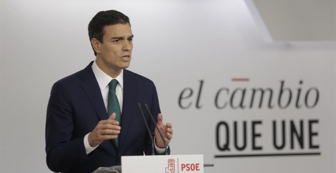 El secretario general y candidato socialista a la Presidencia del Gobierno, Pedro Sánchez, en la una declaración institucional sobre la resolución que pretende ser el inicio del proceso hacia la independencia de Catalunya./ EFE