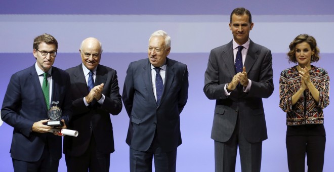 Los Reyes Felipe y Letizia, junto al ministro de Asuntos Exteriores, José Manuel García-Margallo, el presidente del BBVA, Francisco González, y el presidente de la Xunta, Alberto Núñez Feijóo, durante el acto de entrega de las acreditaciones de la VI Edic