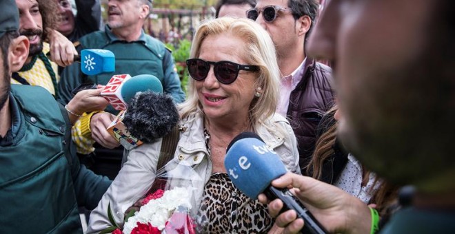 La exmujer del exalcalde Julián Muñoz, Maite Zaldívar, rodeada de periodistas es acompañada por agentes de la Guardia Civil tras salir hoy de la cárcel de Alhaurín de la Torre (Málaga).- EFE