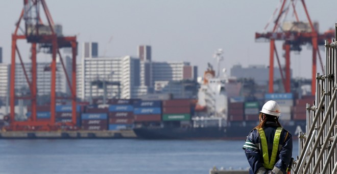 Un trabajador cerca de la zona de contenedores del puerto de Tokio.  REUTERS/Toru Hanai/Files