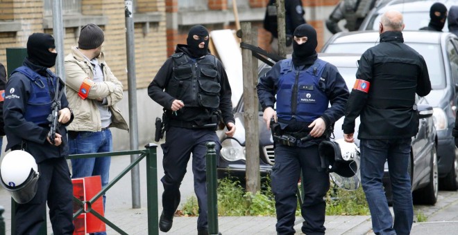 Agentes de la policía belga durante la operación desplegada en el barrio bruselense de Molenbeek. /REUTERS