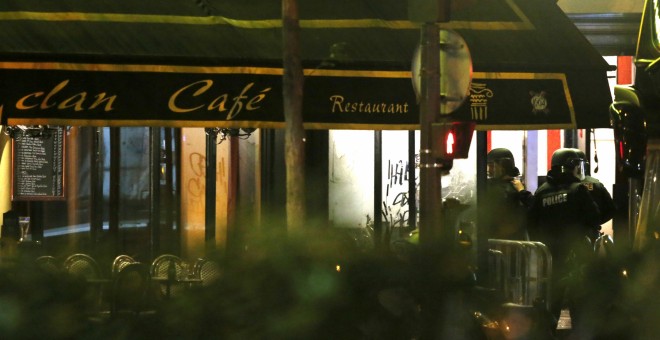 Agentes de la Policía francesa junto a la entrada de la sala de conciertos  'Bataclan', el pasado viernes, tras el atentado yihadista en París. REUTERS/Christian Hartmann