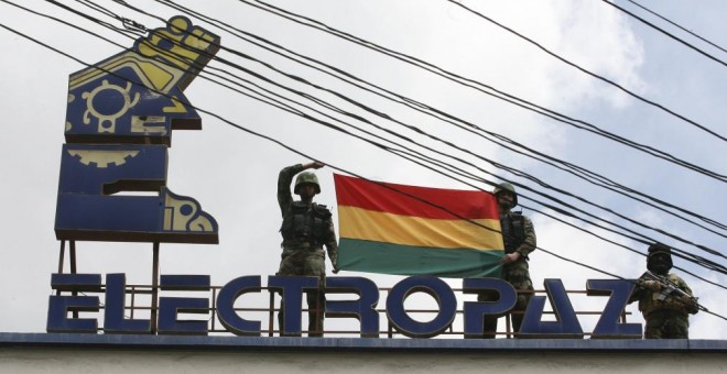 Militares bolivianos en la sede de Electropaz, una de las empresas expropiadas a Iberdrola. REUTERS