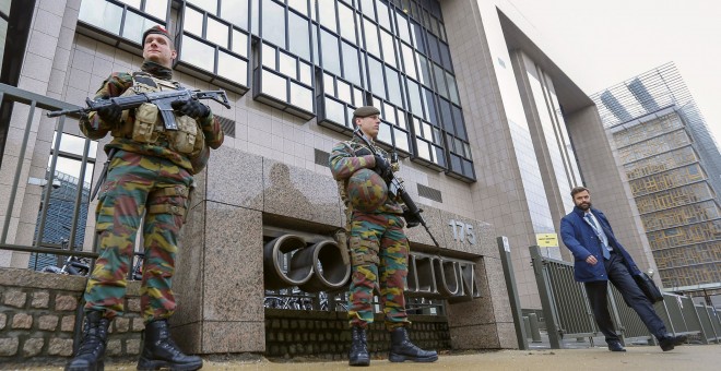 Soldados vigilan la entrada a la sede del Consejo Europeo en Bruselas (Bélgica). REUTERS/Yves Herman