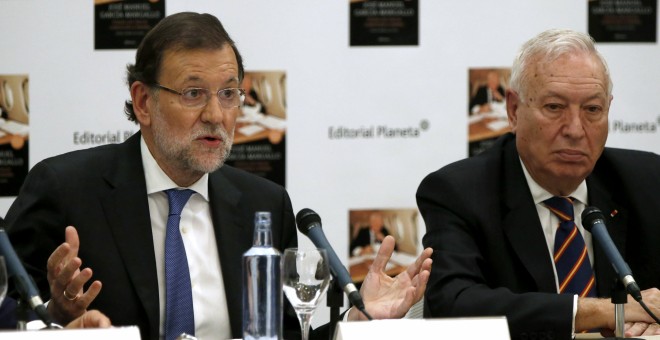 El presidente del Gobierno, Mariano Rajoy, durante la presentación del libro 'Todos los cielos conducen a España' del ministro de Asuntos Exteriores y Cooperación, José Manuel García-Margallo, en Madrid. EFE/Juan Carlos Hidalgo