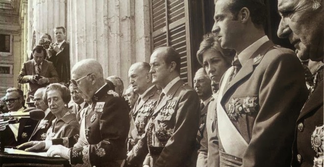 Francisco Franco y el entonces príncipe Juan Carlos, en el balcón del Palacio Real, en el acto de apoyo al régimen el 1 octubre 1975.