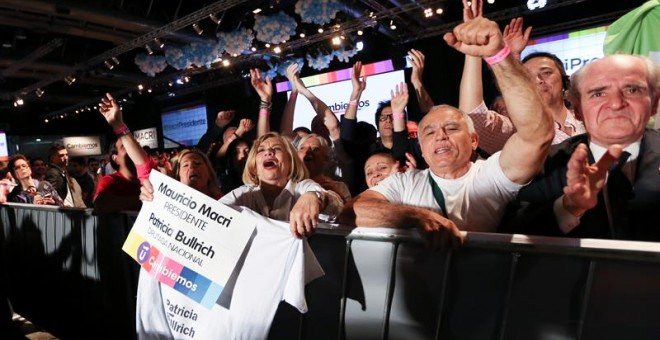 Seguidores del candidato a la presidencia de Argentina por la alianza opositora Cambiemos, Mauricio Macri, celebran hoy, domingo 25 de noviembre de 2015, en u búnker electoral durante la segunda vuelta electoral en Buenos Aires (Argentina). 'Estamos muy f