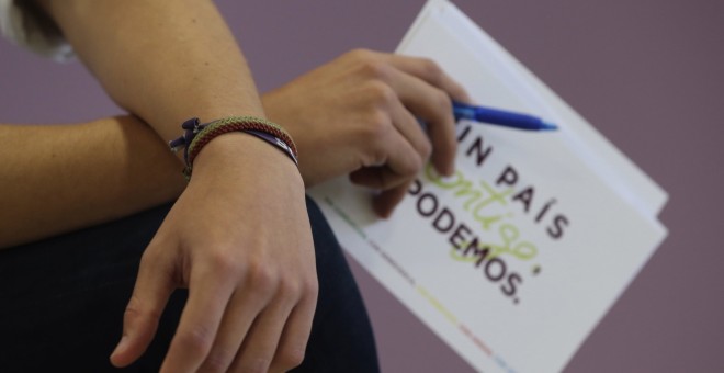 Detalle de las tarjetas del director de campaña de Podemos, Íñigo Errejón, durante la presentación de los elementos centrales de la campaña de su formación para las elecciones generales del 20-D. EFE/Ballesteros