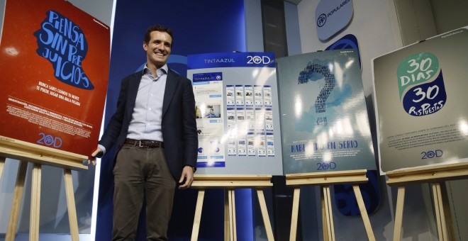 El vicesecretario de Comunicación del PP, Pablo Casado, posa junto a los carteles electorales, en la presentación de campaña del Partido Popular (PP). EFE/Fernando Alvarado