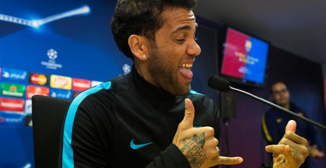 Dani Alves durante su rueda de prensa previa al partido de Champions contra la Roma. /EFE