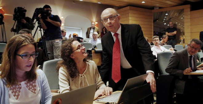 El ministro de Hacienda, Cristóbal Montoro, con los periodistas antes de la rueda de prensa que ha ofrecido para informar de los datos de ejecución presupuestaria hasta octubre. EFE/Sergio Barrenechea