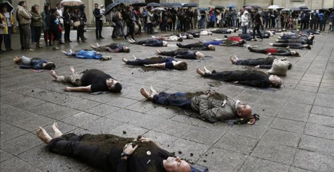 Performance del artista navarro Abel Azcona en la que entierra simbólicamente a decenas de familiares fusilados y exiliados de la Guerra Civil. Se realizó el pasado 1 de mayo.- EFE