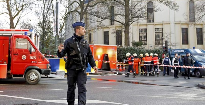 Un policía belga patrulla delante de la Gran mezquita de Bruselas. / REUTERS