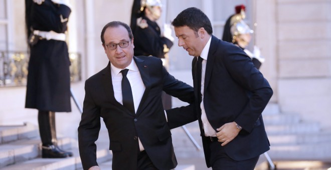 El presidente francés, François Hollande (drch) recibe al primer ministro italiano, Matteo Renzi, antes de la recepción celebrada en el Palacio del Elíseo de París (Francia) hoy, 26 de noviembre de 2015. EFE/Jose Rodriguez